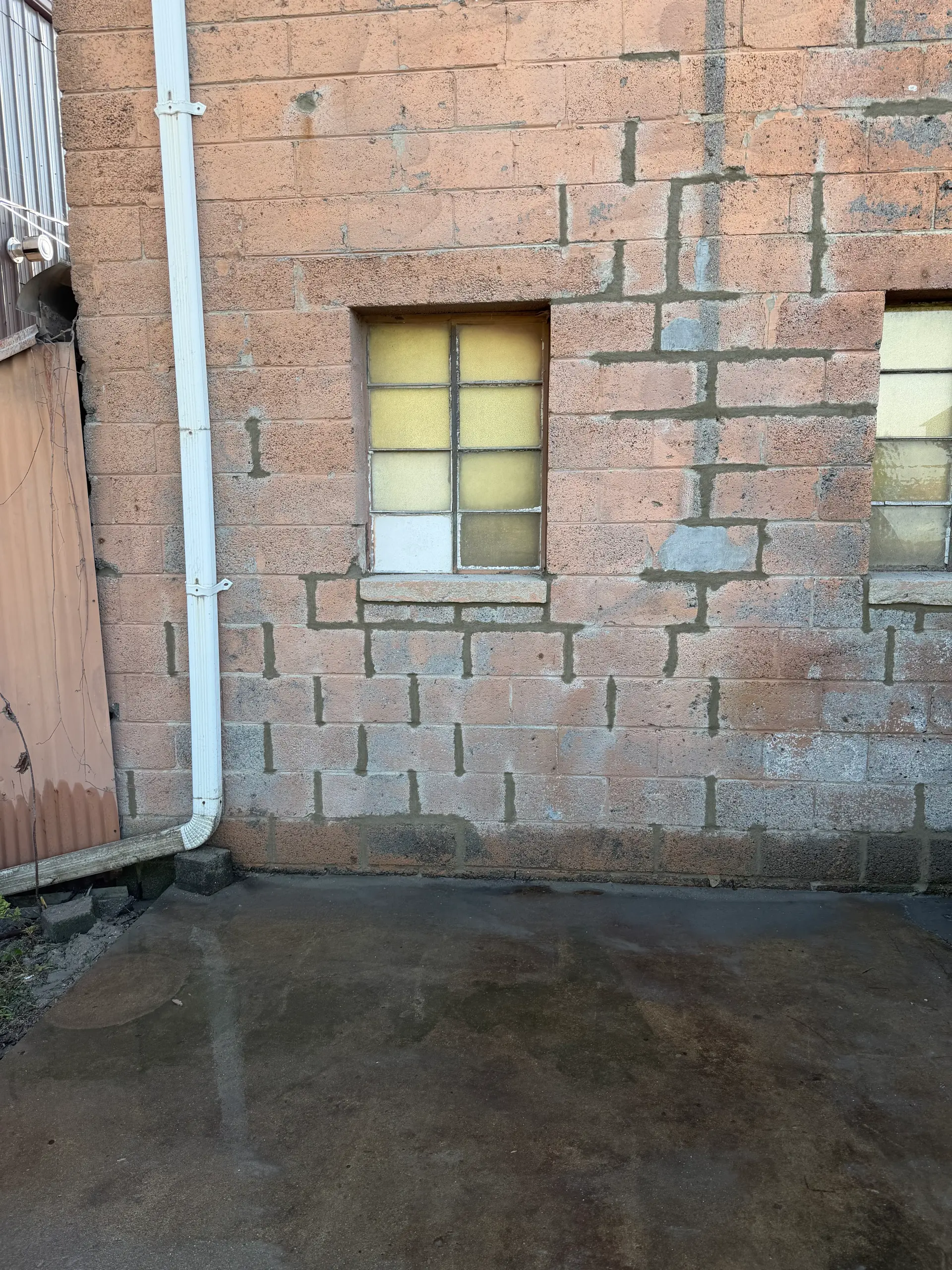 Block wall freshly tuckpointed with repacked mortar joints